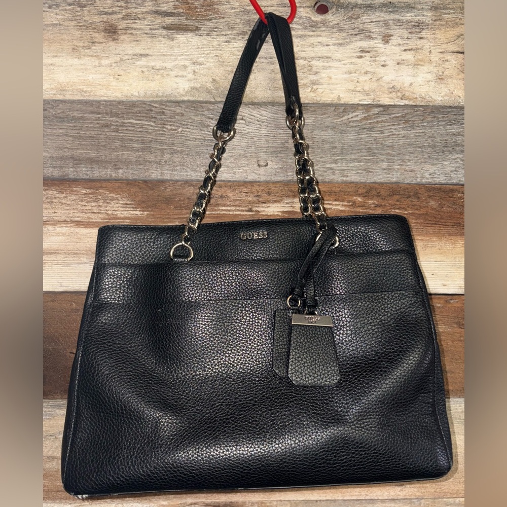 Guess women's purse/shoulder purse, like new, chain strps, logo, 3 compartments